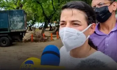 Bateaux échoués : Joanna Bérenger anime une conférence de presse à Pointe-aux-Sables