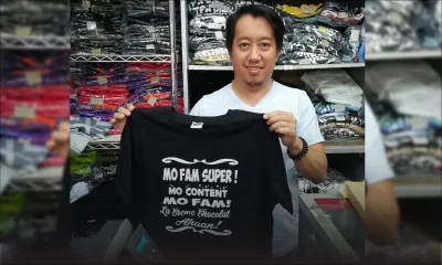 L’homme derrière le T-shirt «Mo fam super»
