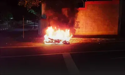 Port Louis : Une motocyclette en feu