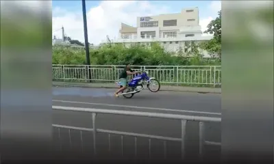 Goodlands : un motocycliste sans casque en wheeling sur la voie publique