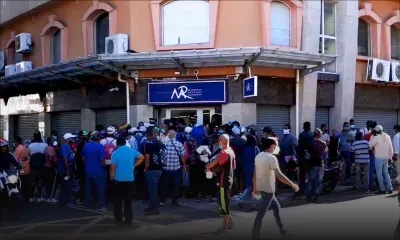 Plan d'aide aux 'Self-employed' : foule devant le siège de la MRA, intervention de la police 