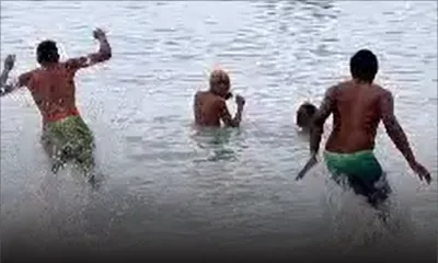 Alerte cyclonique 4 : des jeunes sur la plage de Grand-Baie