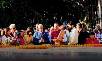 125e anniversaire de SSR : Dépôt de gerbe et plantation d’un arbre au Samadhi de SSR au Jardin botanique de Pamplemousses