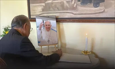 Décès du Pape François : Le Premier ministre signe le livre de condoléances à l’Évêché 