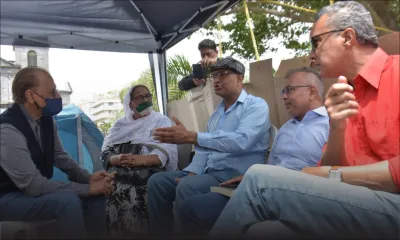 Navin Ramgoolam rend visite aux grévistes de la faim Nishal Joyram et Sanjeev Teeluckdharry