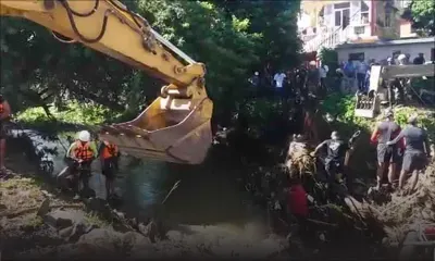 La Caverne : la SMF et des pompiers nettoient une rivière au lendemain des inondations