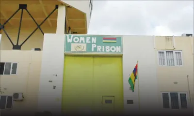 Noël derrière les barreaux : célébrations chaleureuses en prison pour les détenues et leurs tout-petits