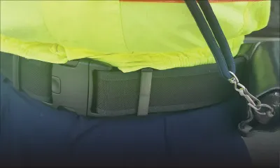 Nouveaux uniformes de la police : les ceintures pas appropriées