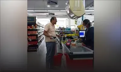 Malgré la condition du supermarché, Obeegadoo ne porte pas de masque 