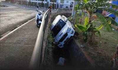 Riche-Terre : un véhicule finit dans un caniveau