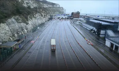 Covid-19 : l'Angleterre reconfinée, polémique en France sur la lenteur des vaccinations