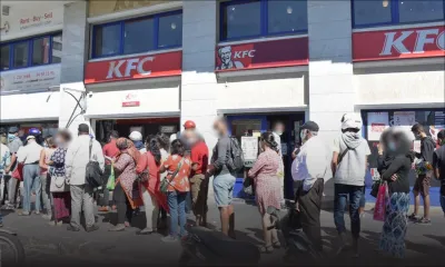 One Cathedral Square Building : longue file d’attente, pas de 'social-distancing'