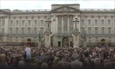 Le roi Charles III salué par des milliers de personnes à son arrivée au palais de Buckingham