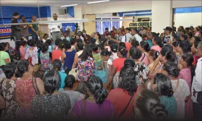 Fermeture de Palmar Ltée : Des dizaines d’anciens employés investissent le bâtiment du ministère du Travail