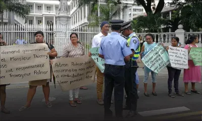 Fermeture de Palmar Ltée : des licenciés rassemblés devant l’Assemblée nationale 