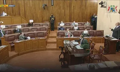 Des députés de l’opposition brandissent des pancartes, séance suspendue une nouvelle fois 