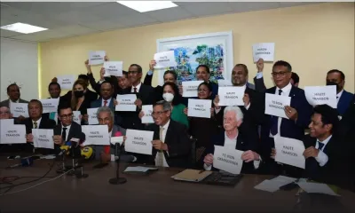 « Haute trahison », « To bizin demissionner » : voici les pancartes brandies par l’opposition au Parlement 