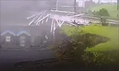 Highlands : la chute d’un panneau publicitaire capturée sur caméra 