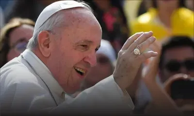 Le pape François, habit blanc de rigueur, chaussures noires et bâton liturgique en main…