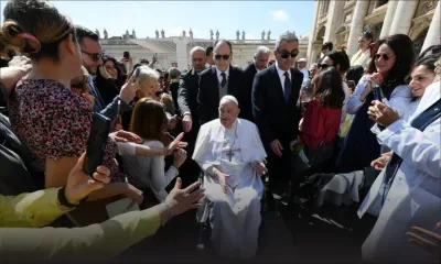 Le pape, convalescent, fait une apparition surprise place Saint-Pierre