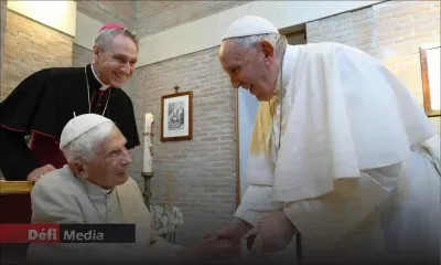 L'ex-pape Benoît XVI dans un état "stationnaire", selon le Vatican