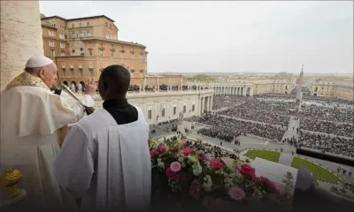 Pâques : le pape plaide pour la paix et s'offre un bain de foule