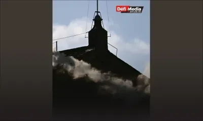 De la fumée blanche apparaît au Vatican et la foule acclame, le pape a été élu