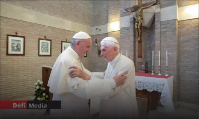 Le pape François salue le "bien-aimé" Benoît XVI au lendemain de sa mort
