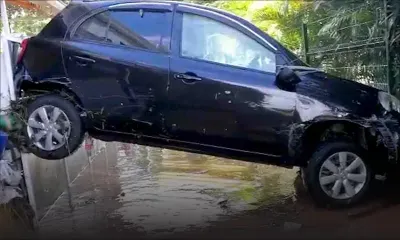 Terre Rouge - des voitures emportées par les eaux 