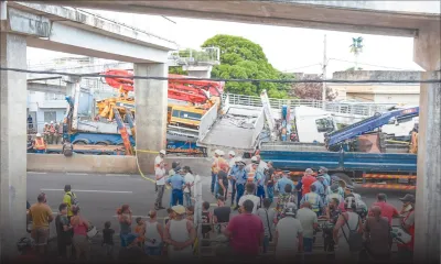 Sur l’autoroute à Roche-Bois : percutée par un camion, la passerelle pour piétons s’effondre