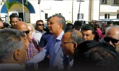 Manifestation à St-Paul : arrivée de Patrick Assirvaden et Cader Sayed Hossen au poste de police de Curepipe