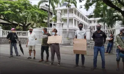 Manif devant l’Hôtel du Gouvernement : des pensionnés protestent contre le changement de la date de paiement des pensions  