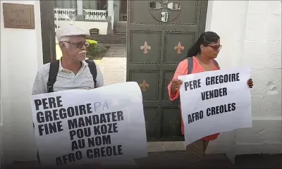 Manifestation pacifique de la Political Junction Platform devant l’évêché de Port-Louis