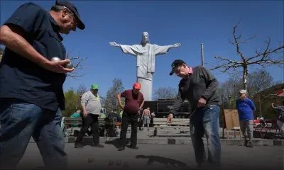 France: grogne chez les joueurs de pétanque, interdits de « blue jeans » en compétition