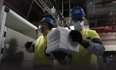 Covid-19: les Etats-Unis vaccinent, la France teste massivement