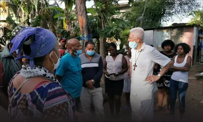 Squatters de Riambel : «Le rôle de l’Église est d’accompagner les gens en difficulté», déclare le cardinal Piat sur place