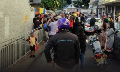A la sortie des classes devant une école primaire de Port-Louis…