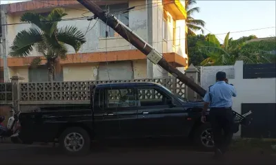 Baie-du-Tombeau : un 2x4 termine sa course contre un pylône