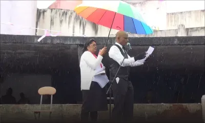 1er-Mai : la pluie joue un mauvais tour au leader du Party Malin, qui promet une pension aux élèves et chômeurs