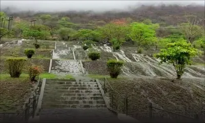 Marie Reine de Paix : l’eau descend le long d’une succession de petites marches…