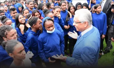 Record mondial du plus grand drapeau national flottant humain: «Un signe d’appartenance à la patrie», dit le PM