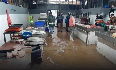 Avis de fortes pluies : les poissonniers de la foire de Quatre-Bornes ont... les pieds dans l'eau 