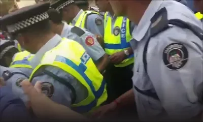 La Butte : Les filles Rajabally traînées par terre par les policiers