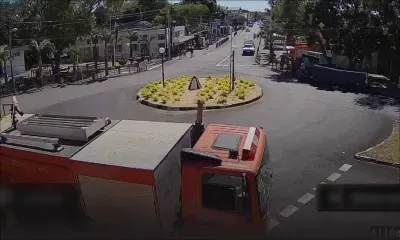 Visite du pape François : des pompiers nettoient l’allée de l'église de Sainte-Croix