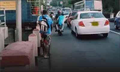 Morcellement Raffray, Sainte-Croix: faute de trottoir, les piétons marchent sur la chaussée