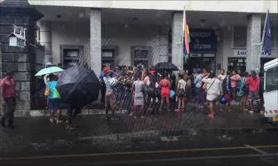 Maisons inondées : des sinistrés se rassemblent devant le poste de police de Pope Hennessy