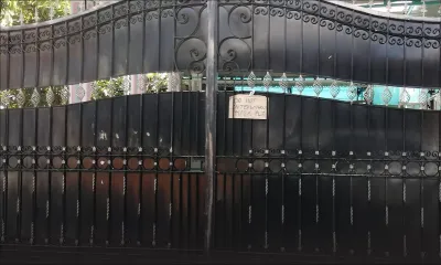 Vu sur un portail à Mont-Ida : «N’entrez pas sans vos masques !»