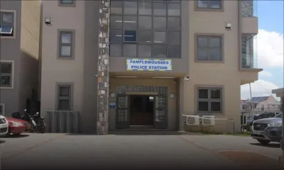 Suite à des pluies torrentielles : sa voiture coincée dans un caniveau, il réclame Rs 1,3 million 