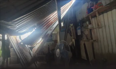 Poste-Lafayette : une partie de la toiture d’une maison en bois sous tôle s’effondre