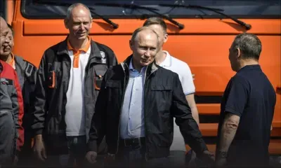 Poutine, au volant d'un camion, inaugure le pont reliant la Crimée à la Russie